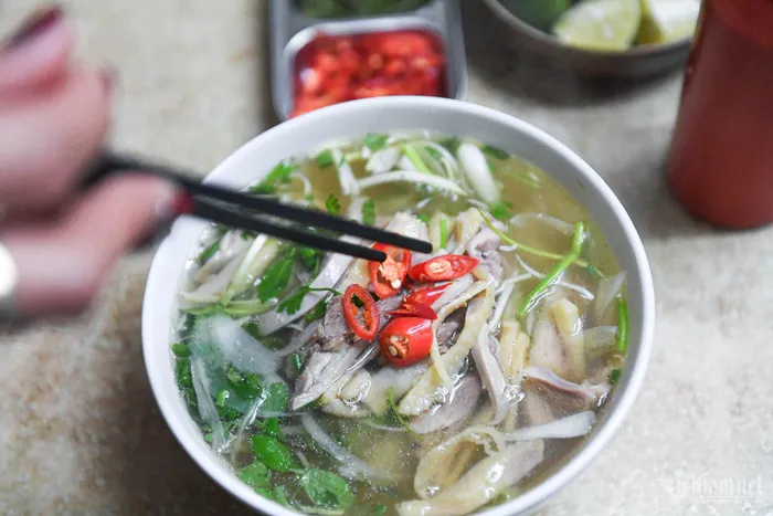 Phở gà, gà xé phay 20 năm ‘núp’ ngõ phố cổ tối thui, khách vẫn ngồi kín mỗi trưa