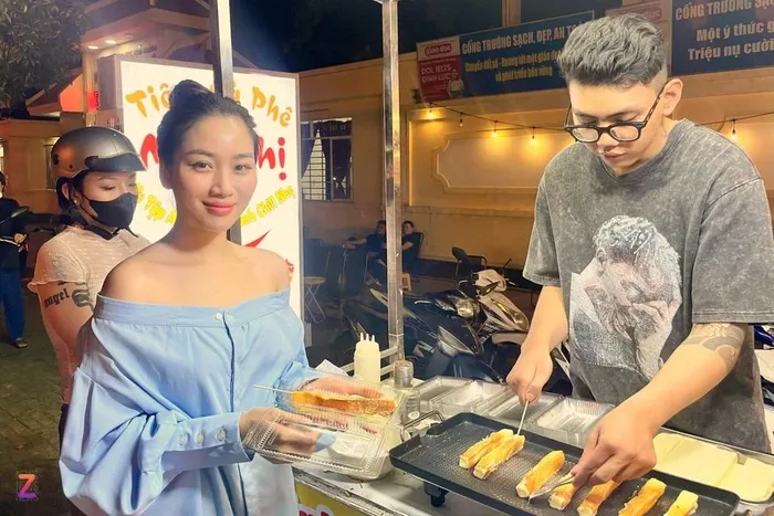 Xếp hàng gần nửa tiếng mua phô mai sữa nướng ‘hot trend’ tại TP.HCM