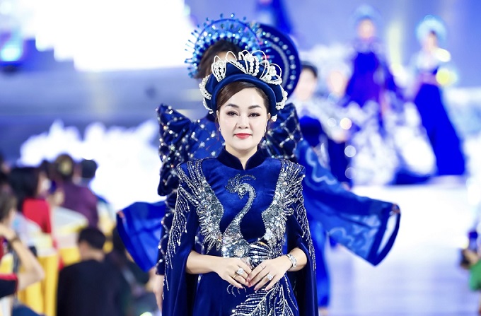 Hoa hậu Hoàng Thanh Nga rạng rỡ trình diễn áo dài tại Lễ Hội Áo Dài 2024