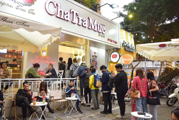Mua trà sữa Thái ‘hot’ ở Hà Nội: Chờ hàng tiếng hoặc đi về