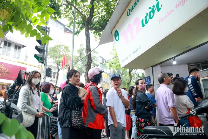 Xếp hàng 2 tiếng ‘săn’ bánh trôi ngày Tết Hàn thực
