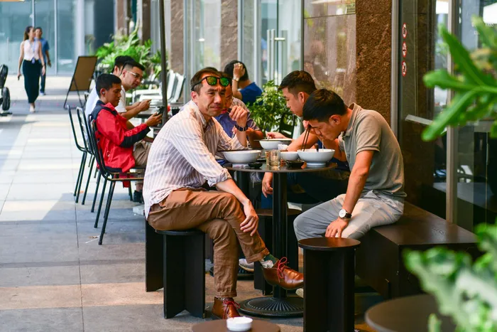 Bữa cơm trưa 150.000 đồng làm khó dân công sở khu ‘đất vàng’