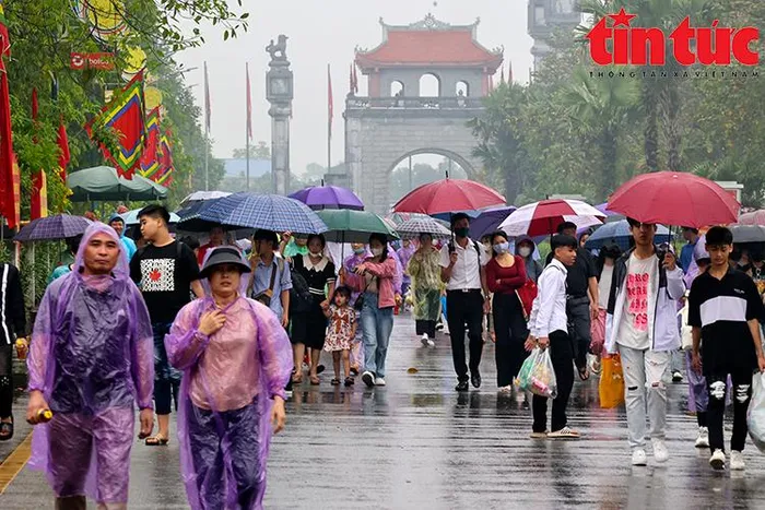 Người dân đội mưa về Đền Hùng dự lễ Giỗ Tổ Hùng Vương