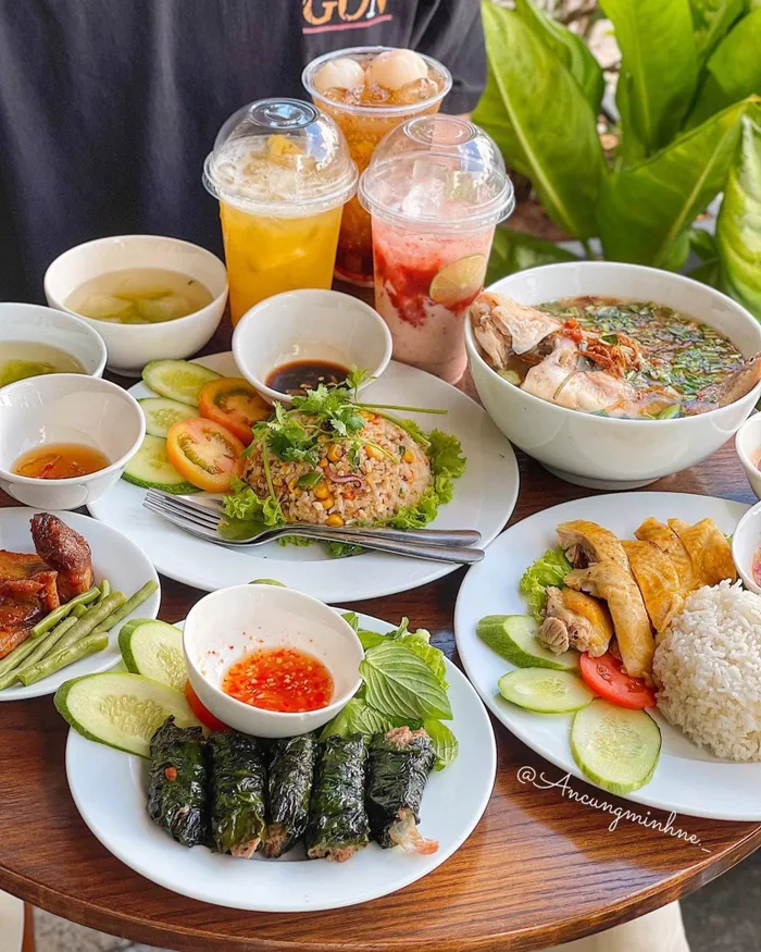 Cầm 100.000 đồng ăn được gì ở khu đô thị Sala giờ trưa?