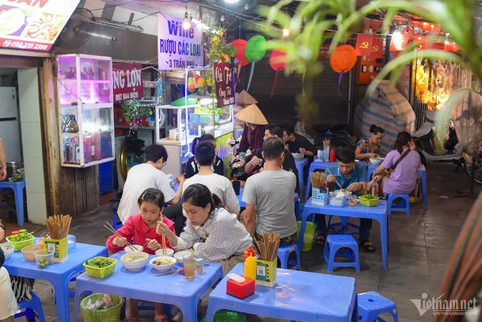 Quán miến ngan trộn Hà Nội nằm sát đường tàu, từng được báo Mỹ ‘khen hết lời’