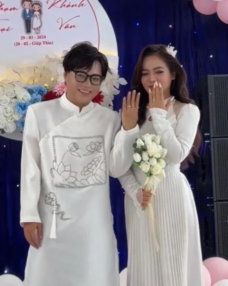 Phạm Thoại đăng clip cưới vợ đúng ngày Cá tháng Tư kèm dòng trạng thái gây tranh cãi