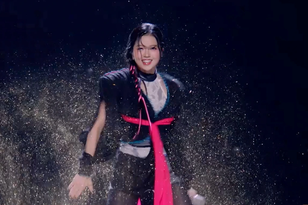 Suni Hạ Linh khiến netizen tranh cãi vì cách đáp trả bình luận góp ý từ khán giả