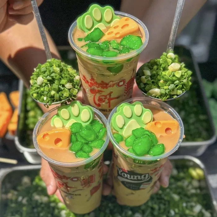 Tung món trà sữa ngập hành lá sống, quán ở TP.HCM bị chê ‘phá hoại nền ẩm thực’