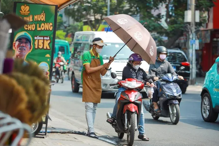 Muôn kiểu tránh nóng giữa cái nắng hơn 40 độ C của Sài Gòn