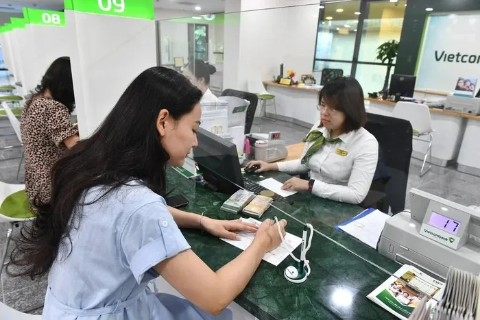 Vietcombank dìm lãi suất tiết kiệm xuống đáy mới