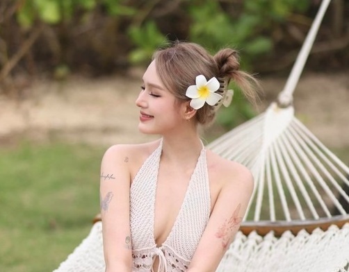 Xoài non diện đồ mỏng manh thả dáng ‘căng đét’ chào hè