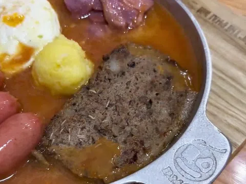 Khách ‘bủn rủn’ với chảo bánh mì Cột Điện Quán đầy dòi