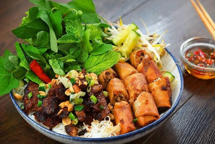 Bún chả giò và 4 món mì lạnh giải nhiệt mùa nóng