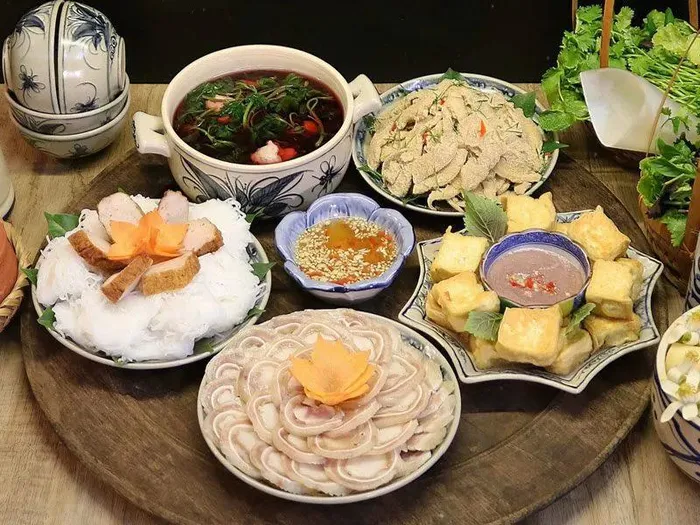 Đây là thói quen ăn cơm nguy hiểm của nhiều người Việt, tưởng tốt nhưng lại vô tình ‘tặng nhau’ vi khuẩn gây bệnh