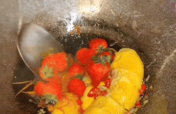 Món sầu riêng, dâu tây xào tỏi ớt gây sốt ở Trung Quốc