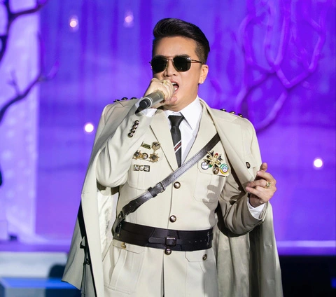 Sở Văn hóa phản hồi vụ Đàm Vĩnh Hưng cài huy hiệu ‘lạ’ khi diễn