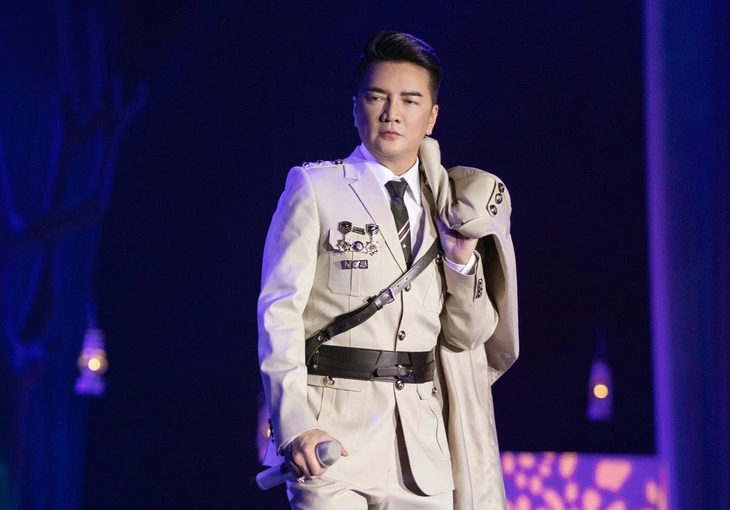 Bộ Văn hóa vào cuộc vụ Đàm Vĩnh Hưng cài huy hiệu ‘lạ’ khi diễn