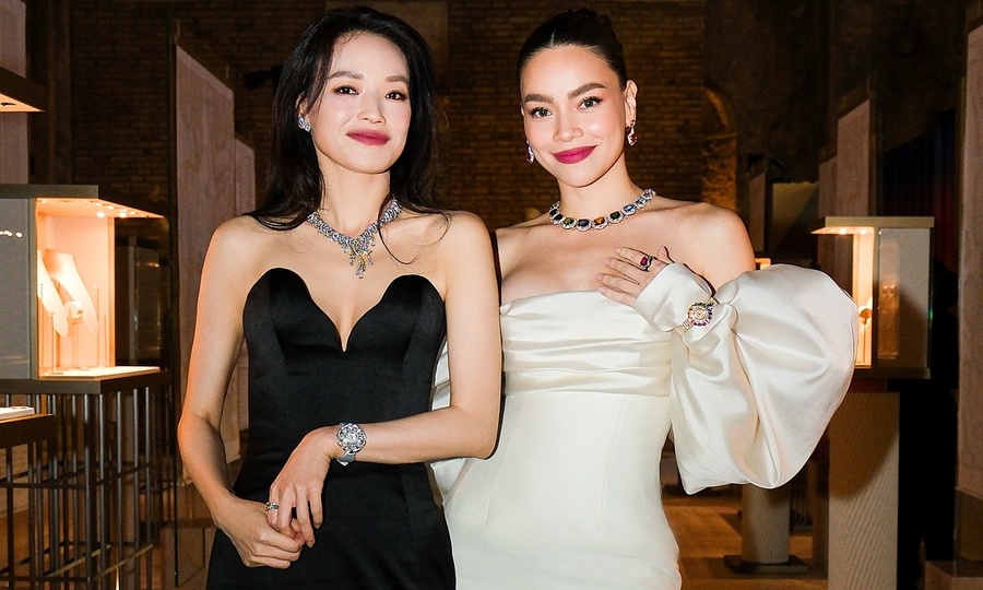 Hồ Ngọc Hà – Thư Kỳ đọ vẻ gợi cảm với váy cúp ngực