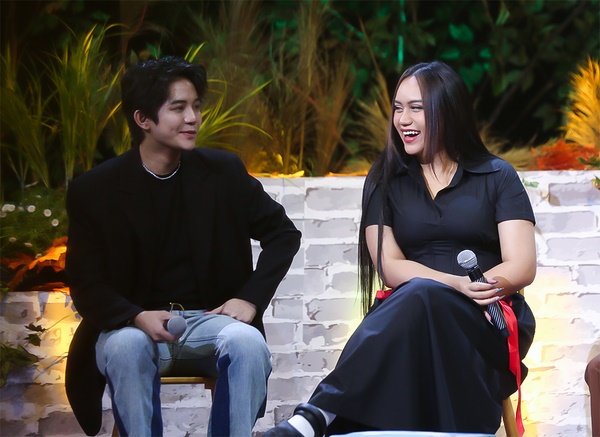 Sofia nghẹn ngào trên sân khấu, từ chối nhắc đến nhạc sĩ Châu Đăng Khoa