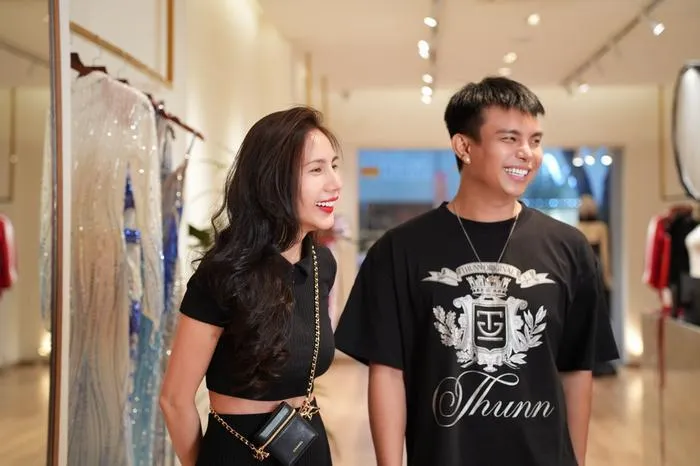 Ca sĩ Thủy Tiên đi thử đầm giữa lùm xùm với Khánh Thi