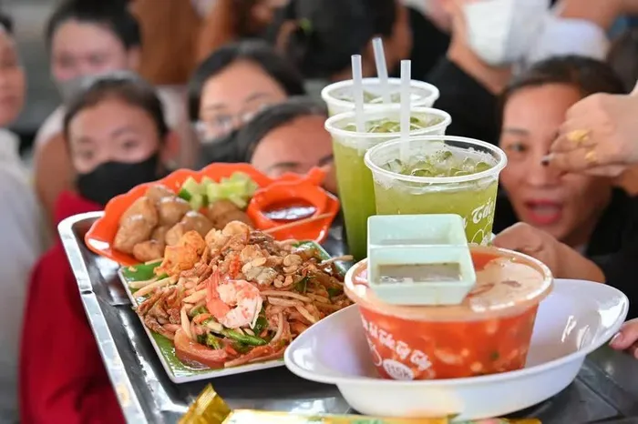 Gỏi đu đủ Ty Thy ở Bình Dương ‘vỡ trận’ ngày khai trương