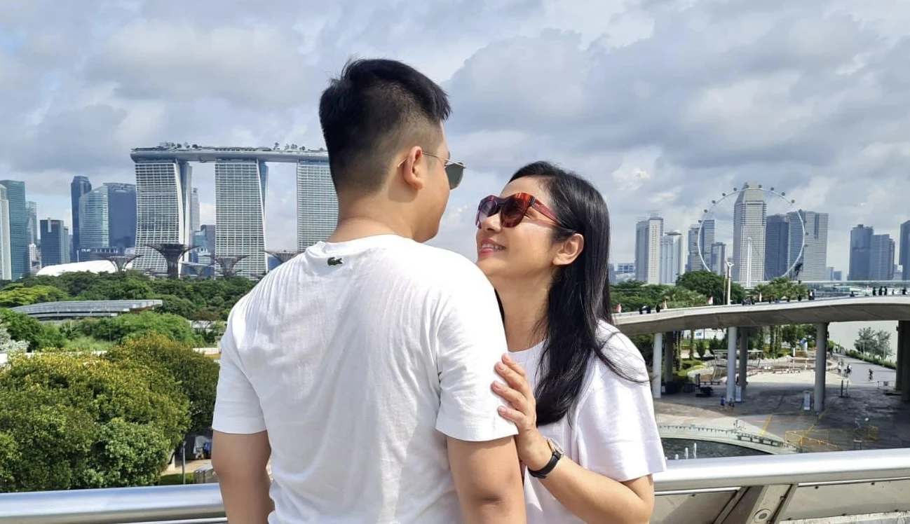 Việt Trinh gây tranh cãi vì ôm, hôn con trai 15 tuổi nơi công cộng