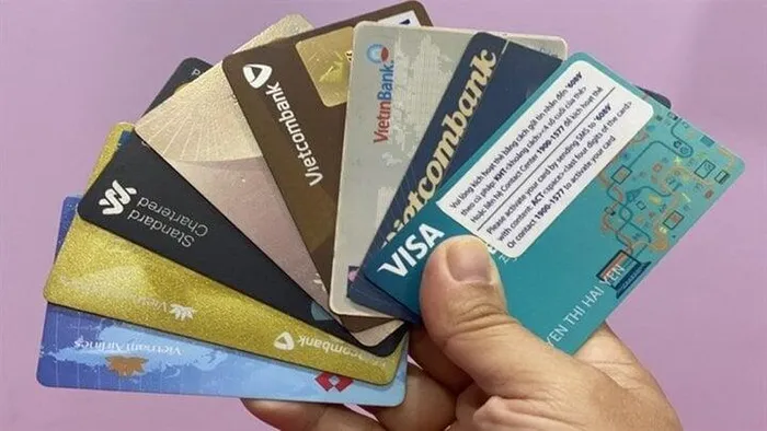 Mở thẻ ngân hàng lâu không dùng vẫn bị tính phí, phải làm sao?