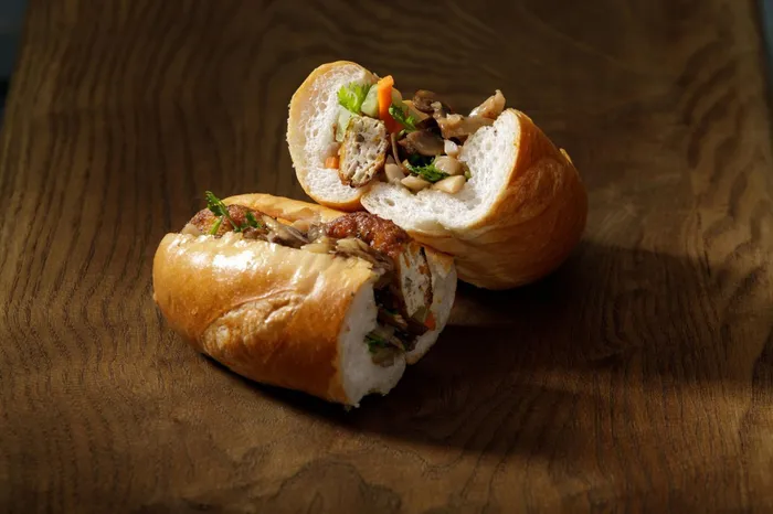 Ăn bánh mì ở Hà Nội và nói ‘không đặc biệt’, khách Tây bị phản ứng dữ dội