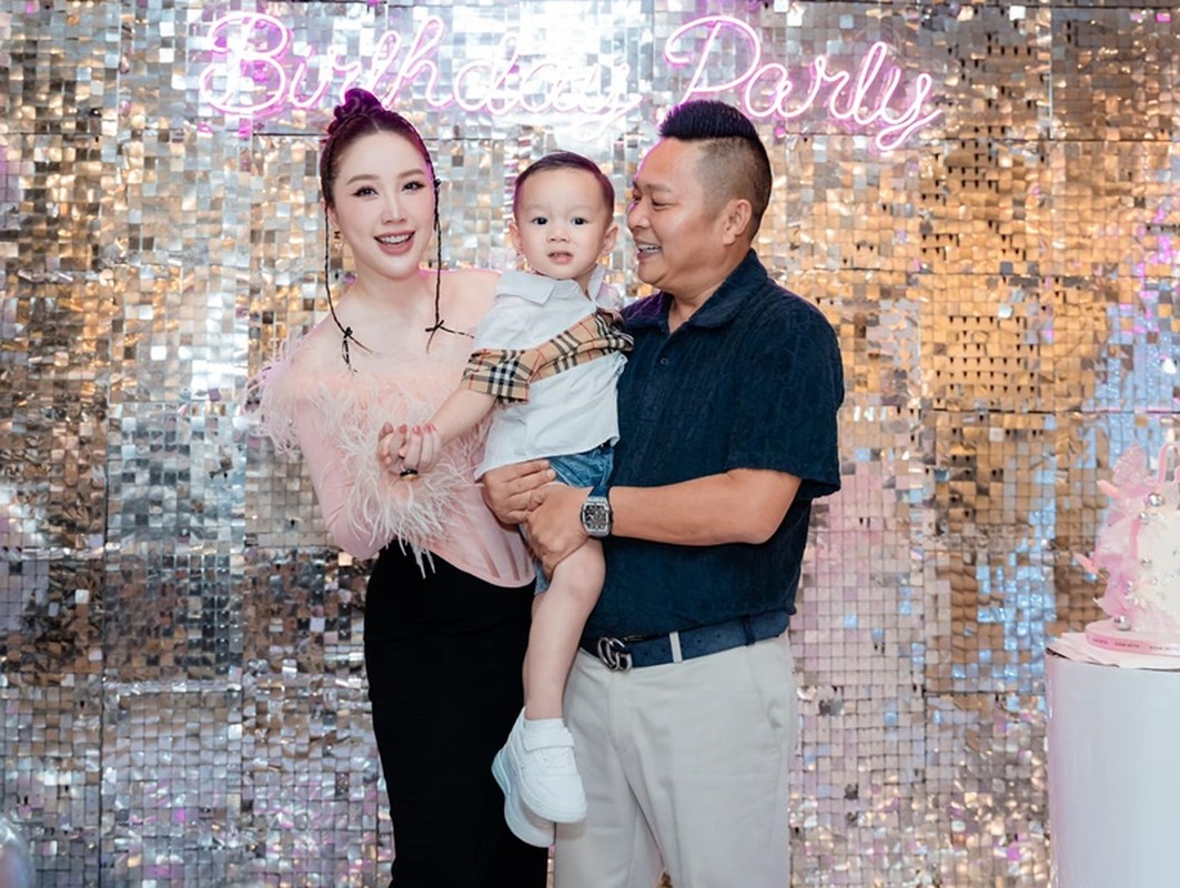 Bảo Thy đón sinh nhật bên chồng đại gia và con trai