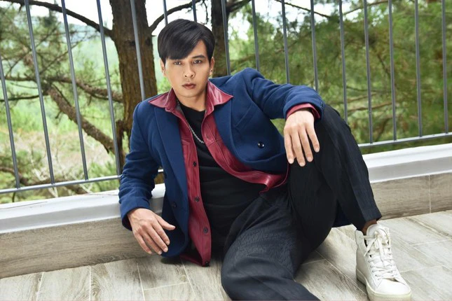 Hồ Quang Hiếu bị ném đá vì quảng cáo lố lăng chuyện trùng tu nhan sắc đổi vận