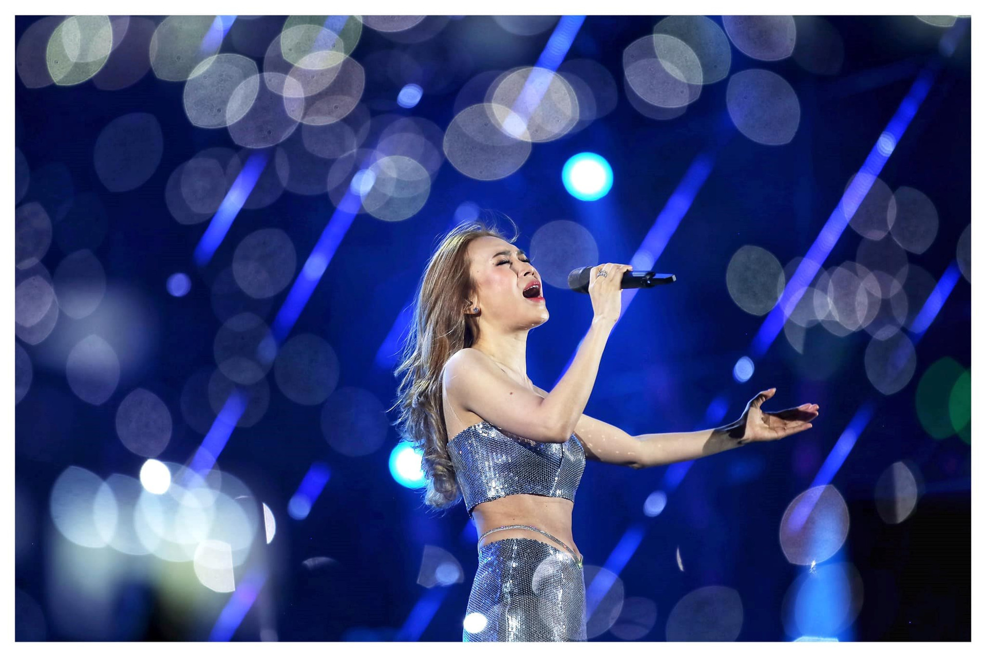 Ca sĩ Việt lấy tiền ở đâu để làm live show hàng chục tỷ đồng?