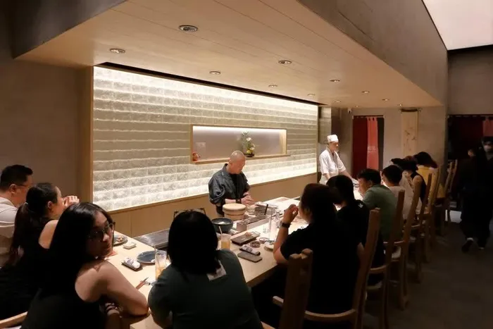 Nhà hàng omakase TP.HCM phản hồi vụ ‘yêu cầu khách xóa ảnh Trấn Thành’