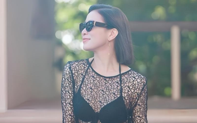 Xa Thi Mạn diện váy lưới, khoe dáng nuột nà tuổi U50