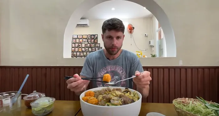 Khách Tây bất ngờ với bát bún 400.000 đồng ở TPHCM, vừa ăn vừa xuýt xoa