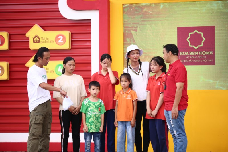 Doãn Quốc Đam, H’Hen Niê dầm mưa, lội nước thực hiện thử thách để kiếm tiền cho trẻ em mồ côi