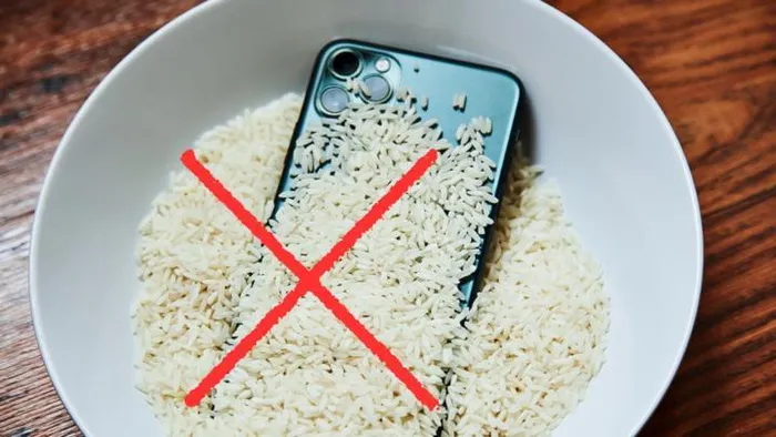 Vì sao không nên vùi điện thoại vào gạo sau khi bị rơi xuống nước?