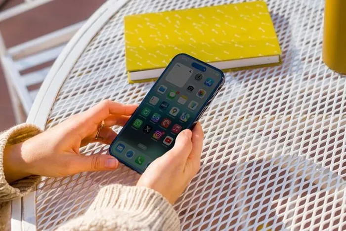 Lý do màn hình iPhone trông tệ hơn vào mùa hè?