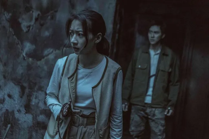 ‘Nhà chứa quỷ’ – bộ phim kinh dị nhạt nhòa, cũ kỹ