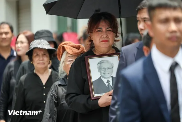 Người dân đội nắng xếp hàng xuyên trưa viếng Tổng Bí thư Nguyễn Phú Trọng