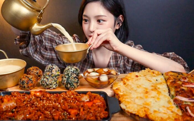 Lãng phí và hại sức khỏe từ trò mukbang