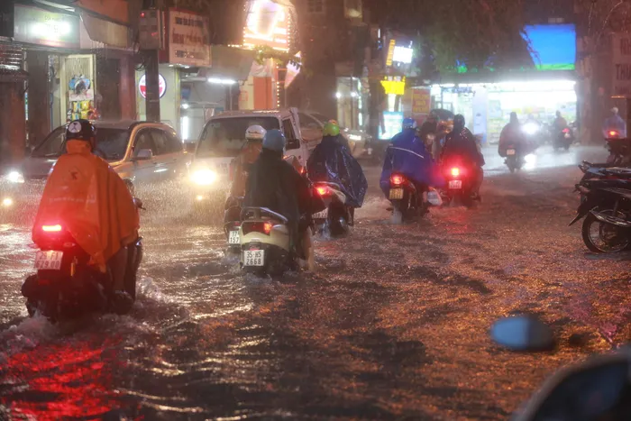 Mưa trắng trời, đường thành ‘sông’, người Hà Nội chật vật ‘vượt’ ùn tắc về nhà