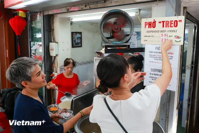 Quán phở ‘treo’ độc đáo miễn phí cho lao động nghèo ở giữa trung tâm Hà Nội