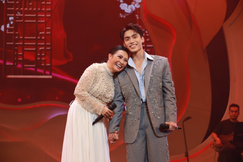 Phương Thanh gây tranh luận khi đăng ảnh với MONO