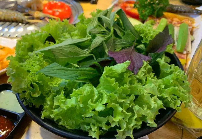 Tại sao bạn nên tránh ăn rau lá xanh sống