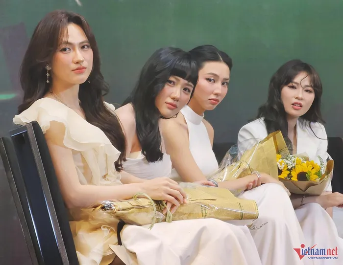 Yêu cầu hoa hậu, diễn viên cầm rắn hô tên để làm gì?