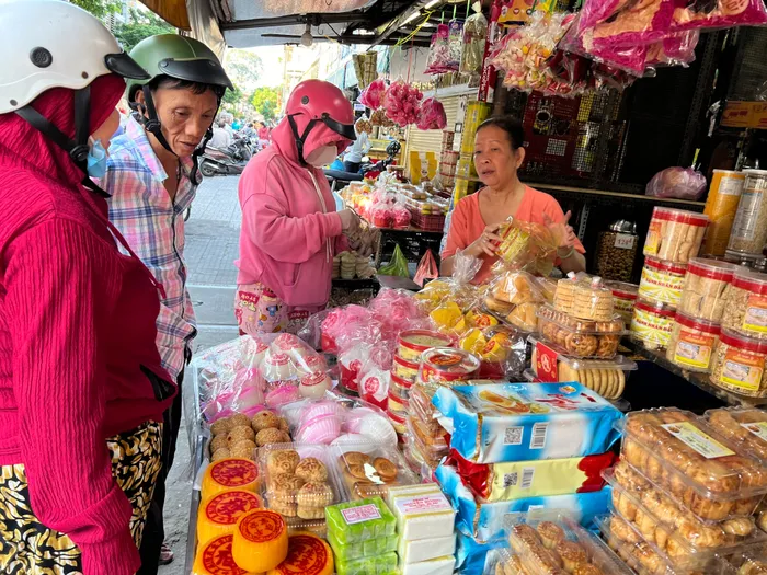 Tiểu thương TPHCM mỏi mắt ngóng khách dịp Rằm tháng 7