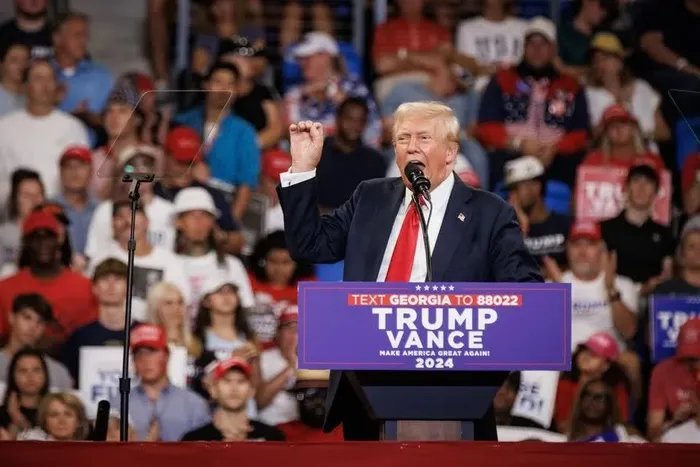 Ông Trump khuyên mọi người tránh xa Google