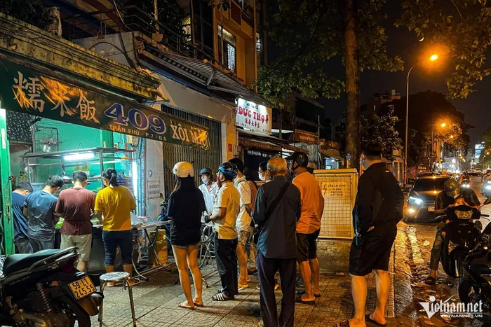 Quán ăn có tên ‘ớn lạnh’, khách thích mê, xếp hàng chờ thưởng thức ở TP.HCM