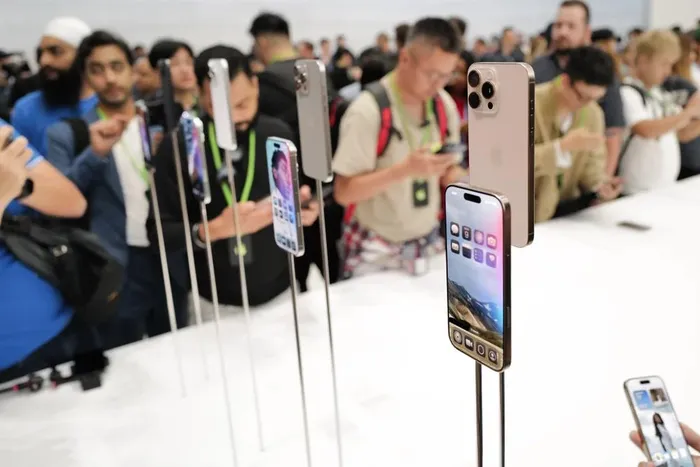 Trên tay iPhone 16 Pro Max màu ‘Titan sa mạc’ mới được Apple giới thiệu