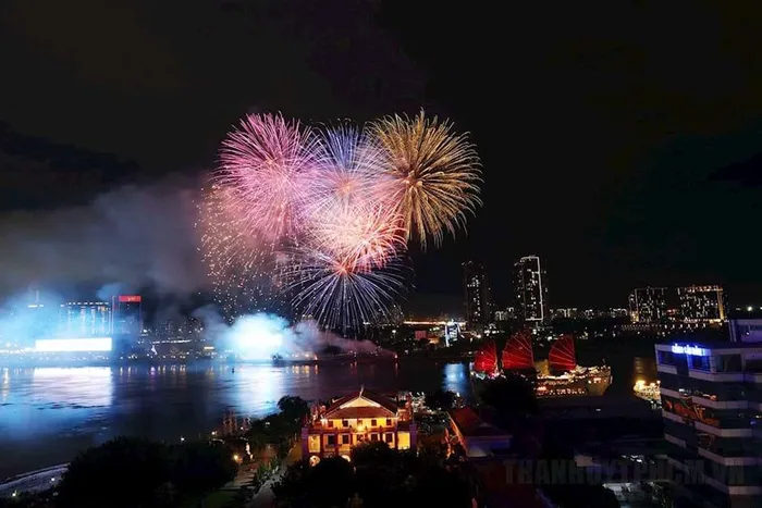 Pháo hoa rực sáng bầu trời mừng Quốc khánh 2.9